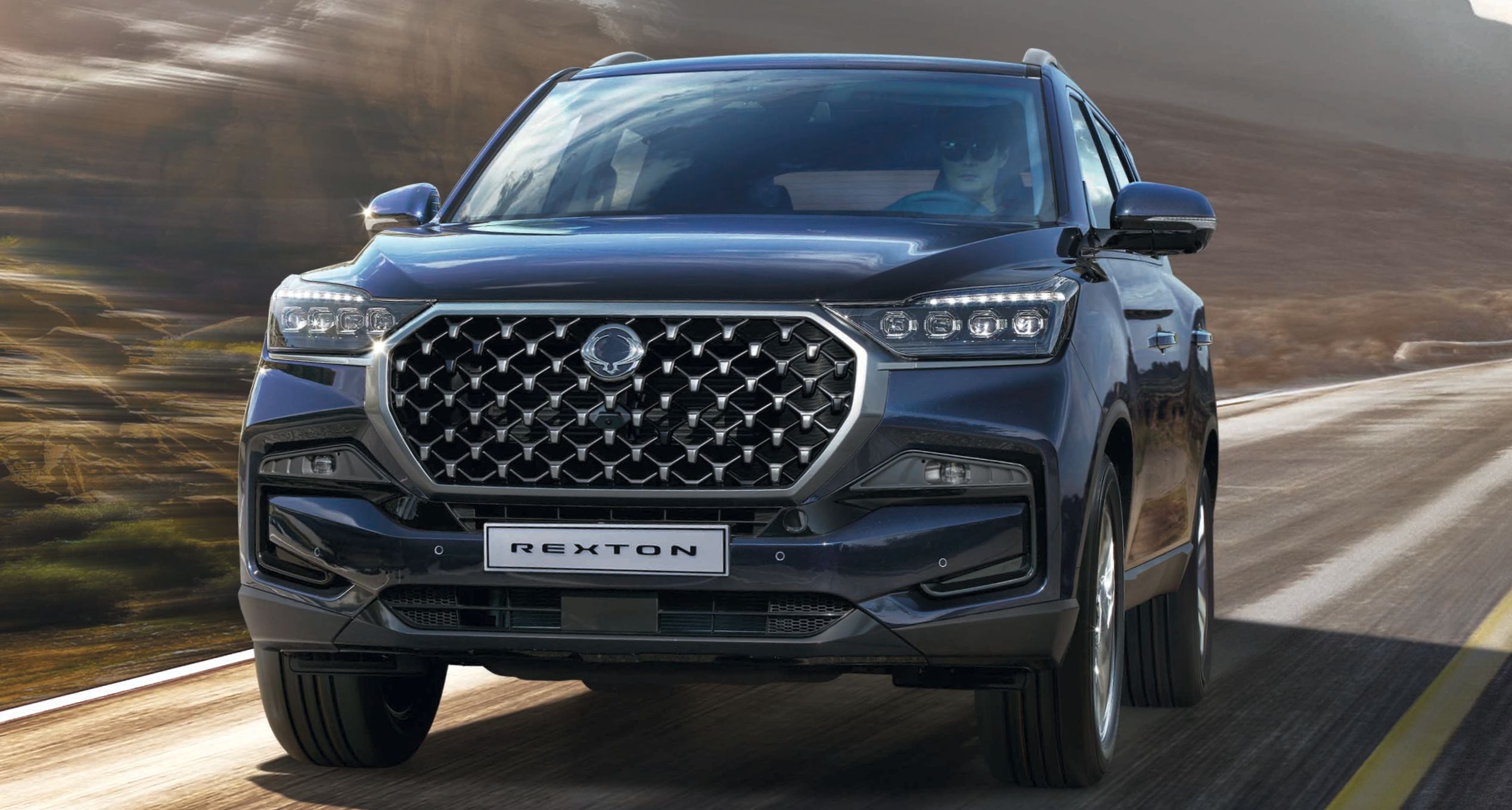 Set Tappetini In Velluto Per SsangYong Rexton II (dal 2017) - 4 Pezzi Con Fissaggi Rotondi E Protezione Tallone, 1300 G/m²