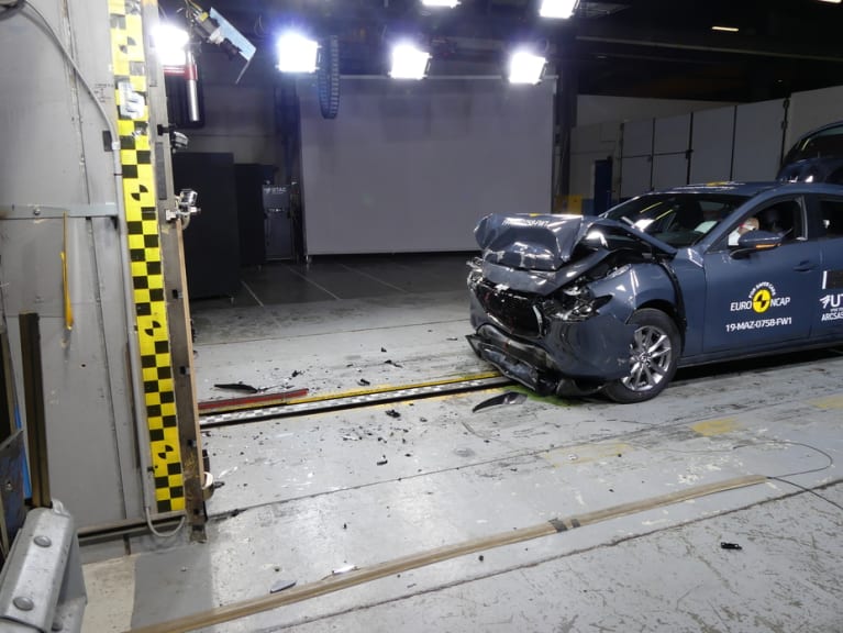 Nach dem Full-Frontal-Crash