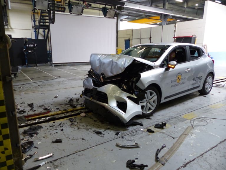 Nach dem Full-Frontal-Crash