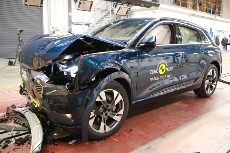 Nach dem Full-Frontal-Crash
