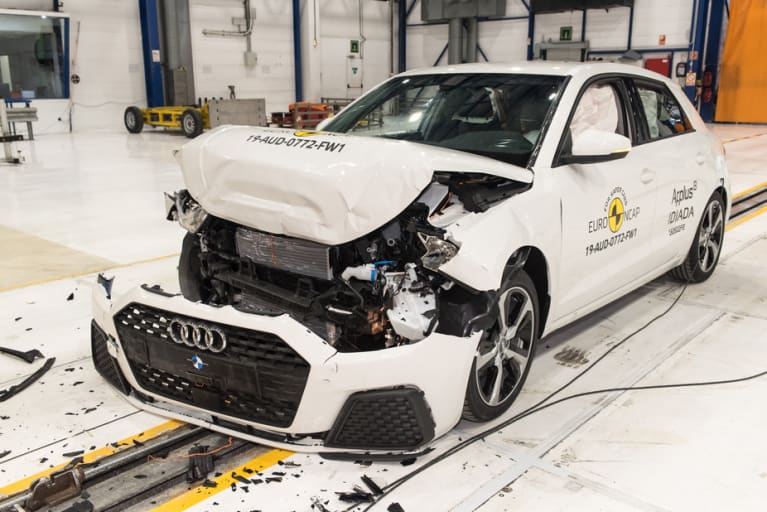 Nach dem Full-Frontal-Crash