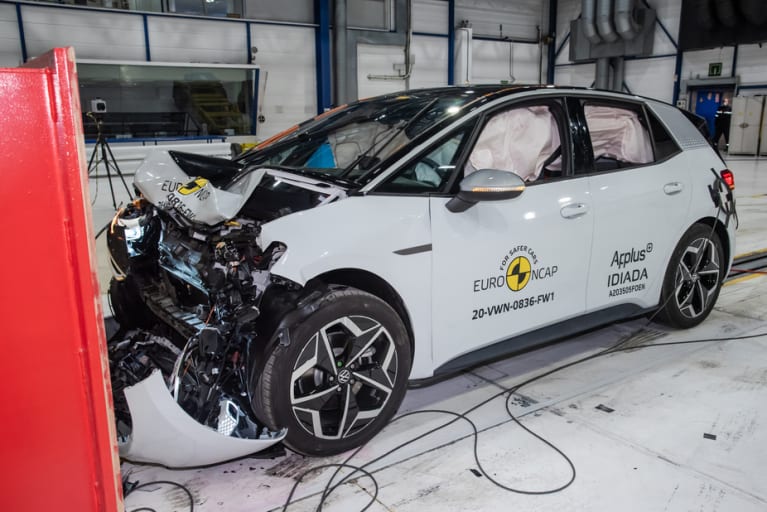 Nach dem Full-Frontal-Crash