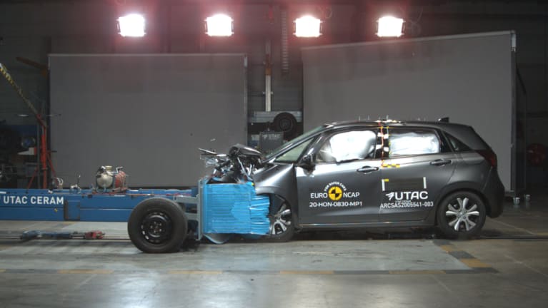 Frontaler Offset-Crash gegen eine entgegenrollende Barriere mit Deformationselement (beide je 50 km/h)