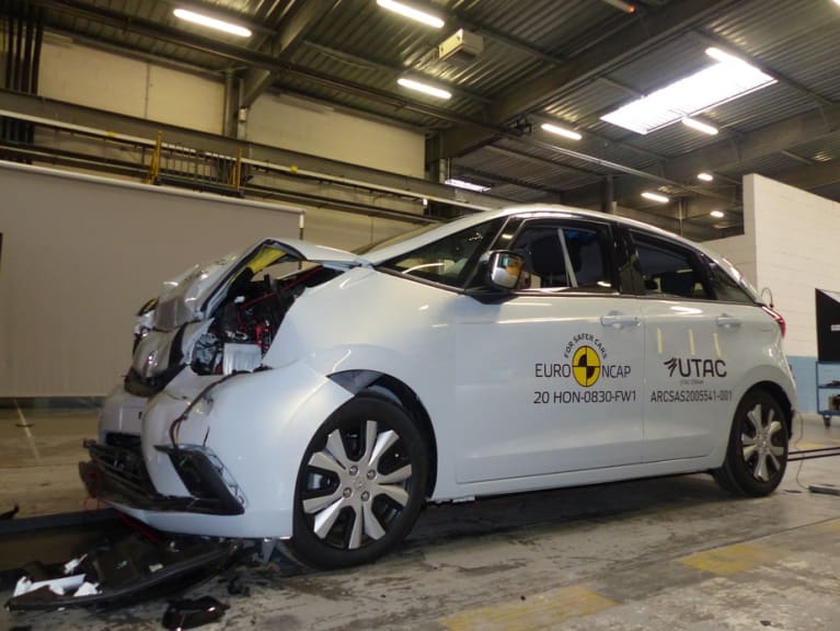 Nach dem Full-Frontal-Crash