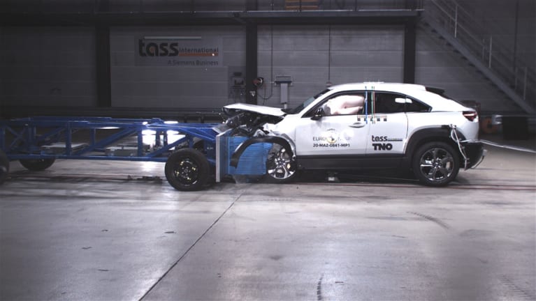 Frontaler Offset-Crash gegen eine entgegenrollende Barriere mit Deformationselement (beide je 50 km/h)