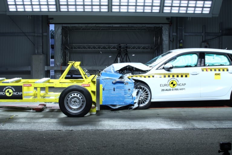 Frontaler Offset-Crash gegen eine entgegenrollende Barriere mit Deformationselement (beide je 50 km/h)