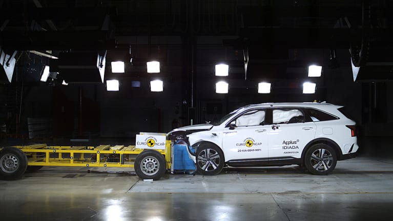 Frontaler Offset-Crash gegen eine entgegenrollende Barriere mit Deformationselement (beide je 50 km/h)