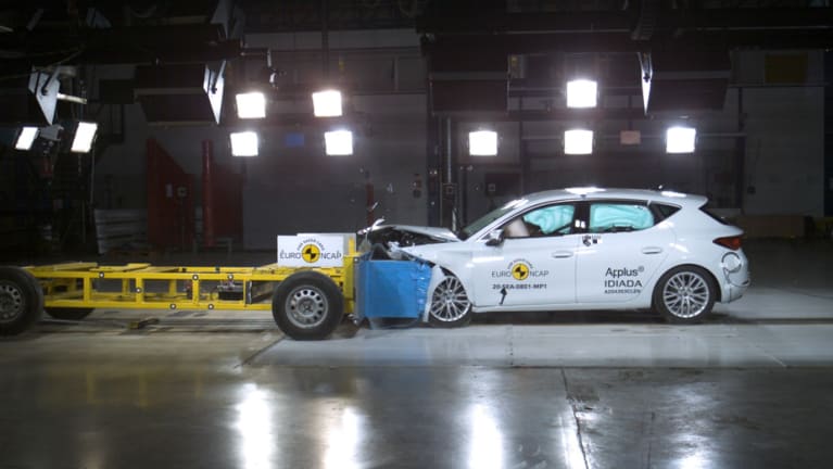 Frontaler Offset-Crash gegen eine entgegenrollende Barriere mit Deformationselement (beide je 50 km/h)