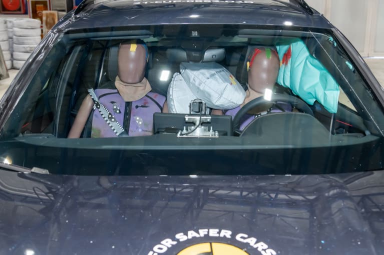 Interaktion von Beifahrer und Fahrer im Seiten-Crash