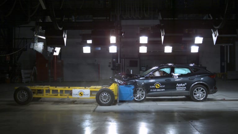Frontaler Offset-Crash gegen eine entgegenrollende Barriere mit Deformationselement (beide je 50 km/h)