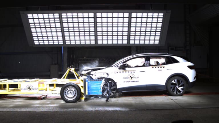 Frontaler Offset-Crash gegen eine entgegenrollende Barriere mit Deformationselement (beide je 50 km/h)
