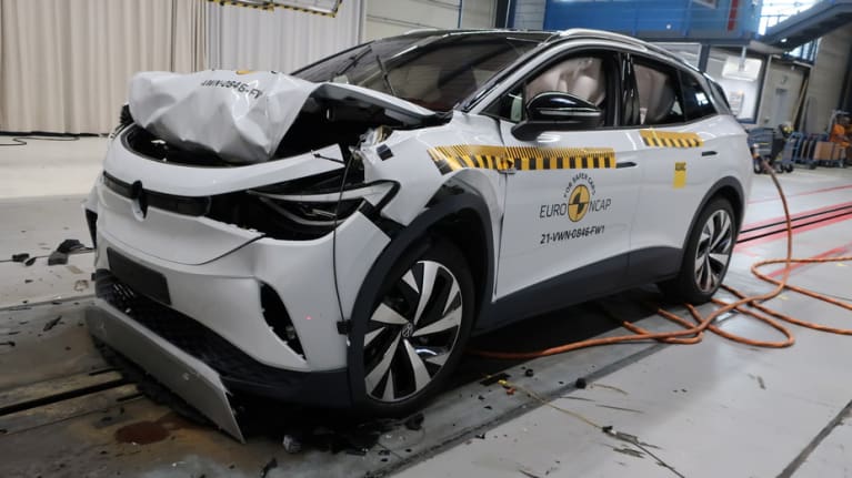Nach dem Full-Frontal-Crash