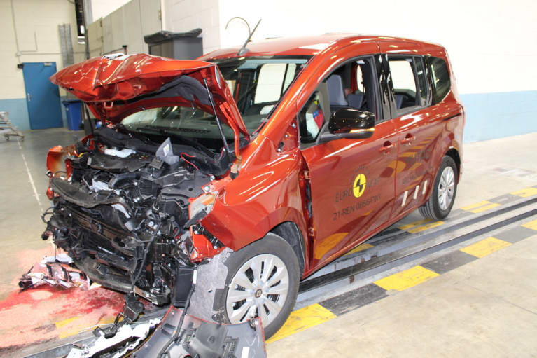 Nach dem Full-Frontal-Crash