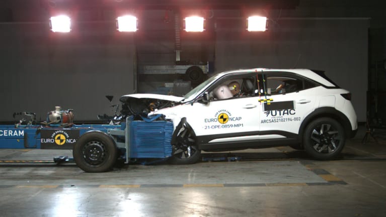 Frontaler Offset-Crash gegen eine entgegenrollende Barriere mit Deformationselement (beide je 50 km/h)