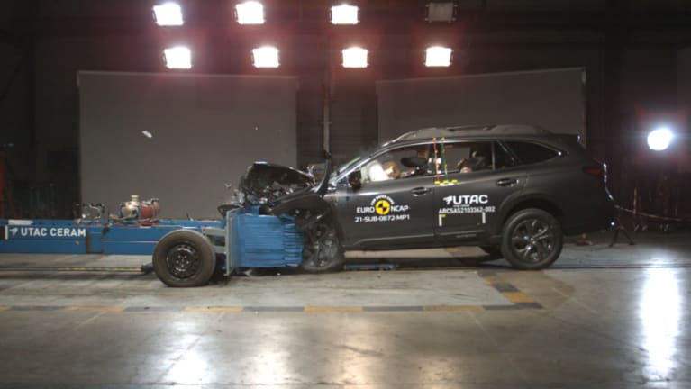 Frontaler Offset-Crash gegen eine entgegenrollende Barriere mit Deformationselement (beide je 50 km/h)