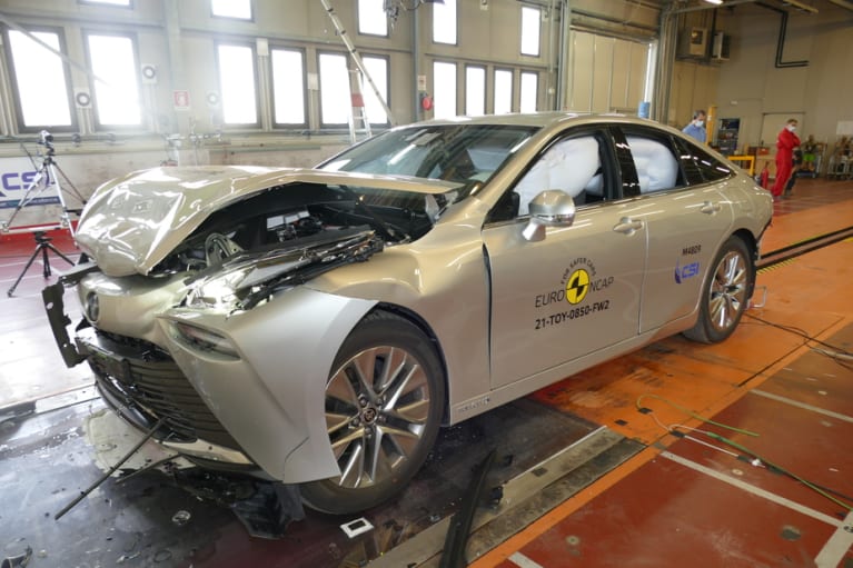 Nach dem Full-Frontal-Crash