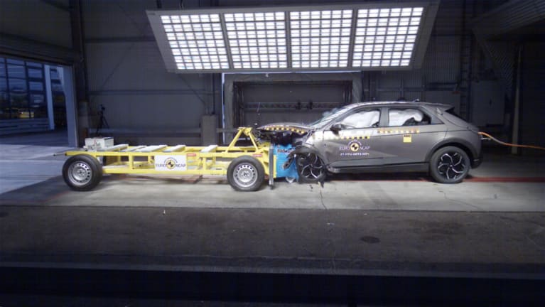 Frontaler Offset-Crash gegen eine entgegenrollende Barriere mit Deformationselement (beide je 50 km/h)