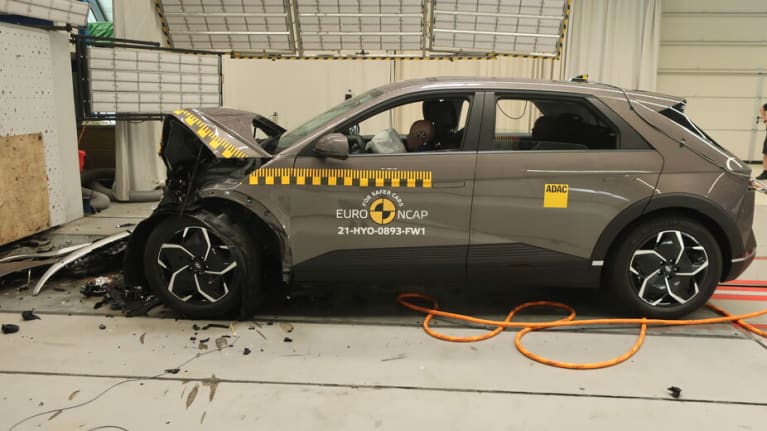 Nach dem Full-Frontal-Crash