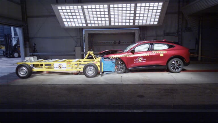 Frontaler Offset-Crash gegen eine entgegenrollende Barriere mit Deformationselement (beide je 50 km/h)