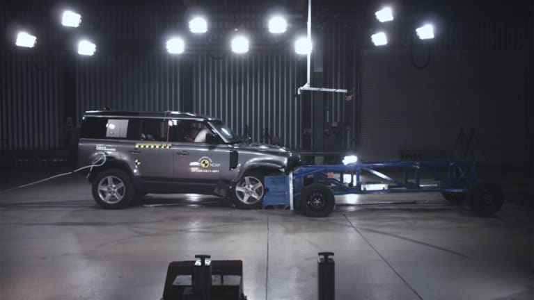 Frontaler Offset-Crash gegen eine entgegenrollende Barriere mit Deformationselement (beide je 50 km/h)