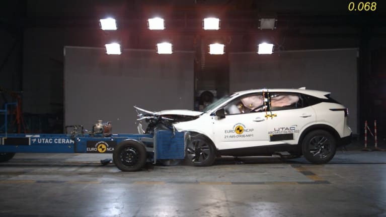 Frontaler Offset-Crash gegen eine entgegenrollende Barriere mit Deformationselement (beide je 50 km/h)