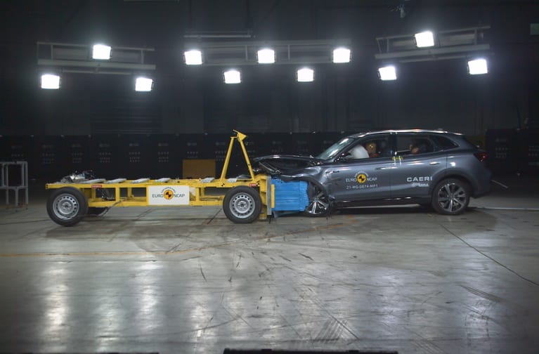 Frontaler Offset-Crash gegen eine entgegenrollende Barriere mit Deformationselement (beide je 50 km/h)