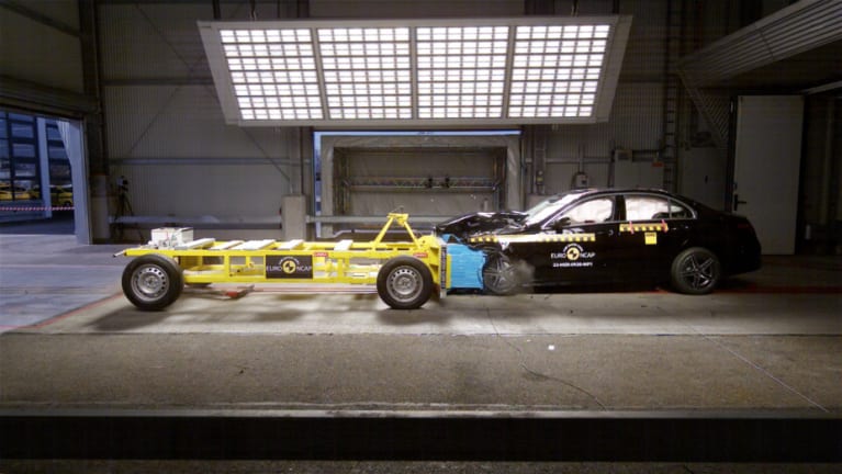 Frontaler Offset-Crash gegen eine entgegenrollende Barriere mit Deformationselement (beide je 50 km/h)