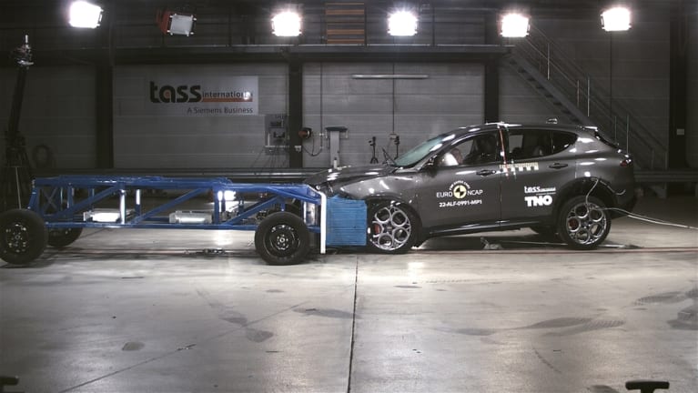 Frontaler Offset-Crash gegen eine entgegenrollende Barriere mit Deformationselement (beide je 50 km/h)