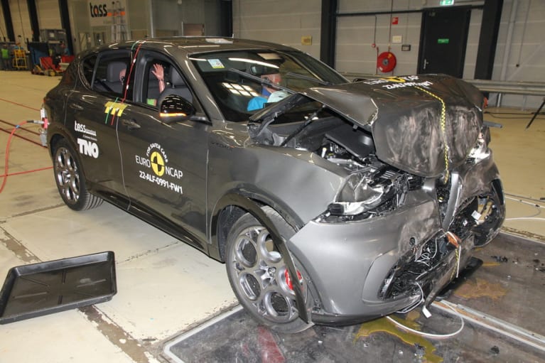 Nach dem Full-Frontal-Crash