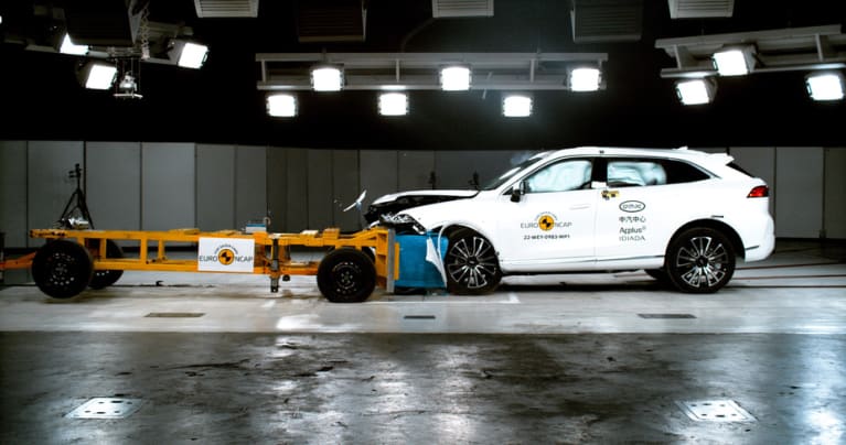 Frontaler Offset-Crash gegen eine entgegenrollende Barriere mit Deformationselement (beide je 50 km/h)