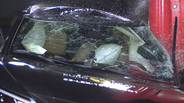 Interaktion von Beifahrer und Fahrer im Seiten-Crash