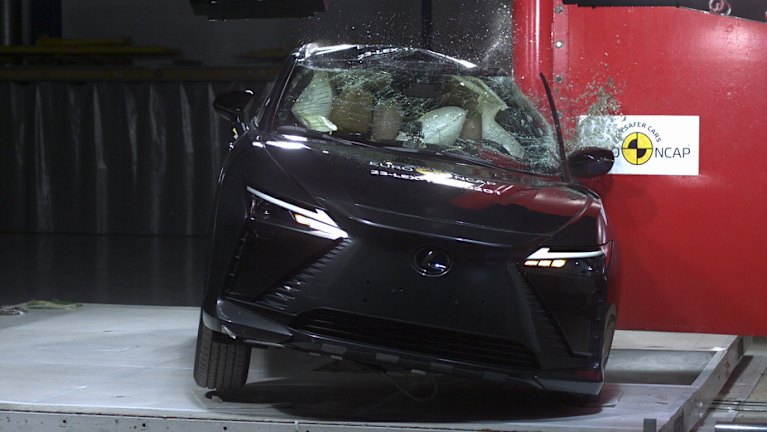 Pfahlanprall mit 32 km/h