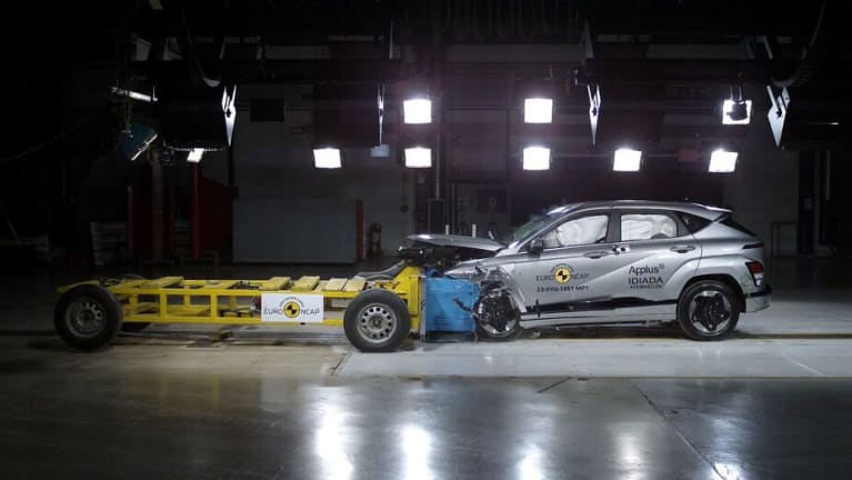 Frontaler Offset-Crash gegen eine entgegenrollende Barriere mit Deformationselement (beide je 50 km/h)