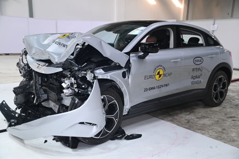 Nach dem Full-Frontal-Crash