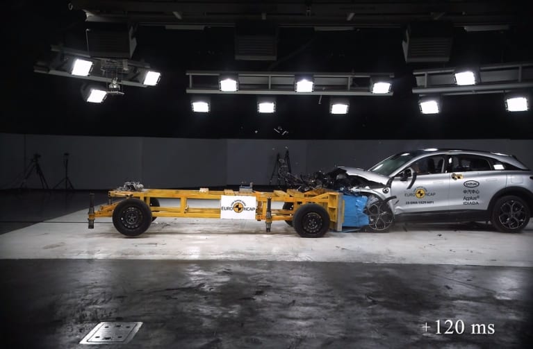 Frontaler Offset-Crash gegen eine entgegenrollende Barriere mit Deformationselement (beide je 50 km/h)