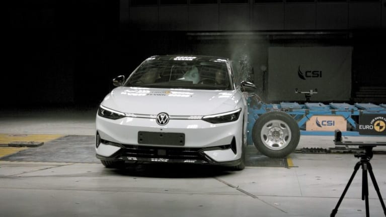 Seiten-Crash mit dem 60 km/h schnellen Barrierewagen und Deformationselement