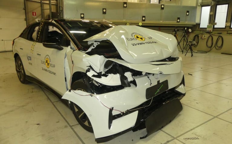 Nach dem Full-Frontal-Crash