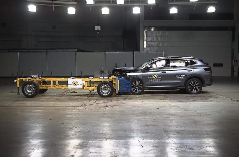 Frontaler Offset-Crash gegen eine entgegenrollende Barriere mit Deformationselement (beide je 50 km/h)