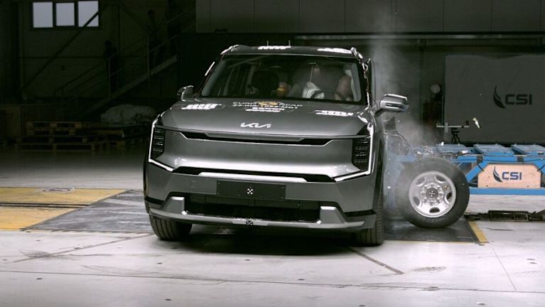 Seiten-Crash mit dem 60 km/h schnellen Barrierewagen und Deformationselement