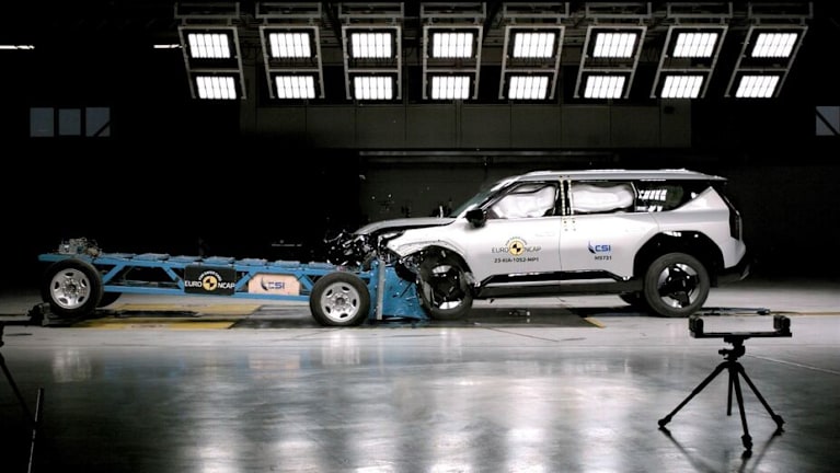 Frontaler Offset-Crash gegen eine entgegenrollende Barriere mit Deformationselement (beide je 50 km/h)