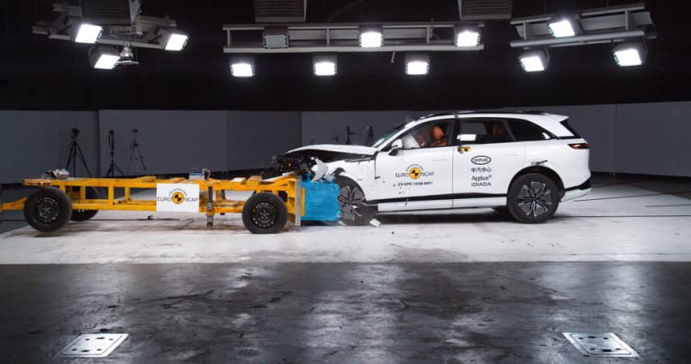 Frontaler Offset-Crash gegen eine entgegenrollende Barriere mit Deformationselement (beide je 50 km/h)