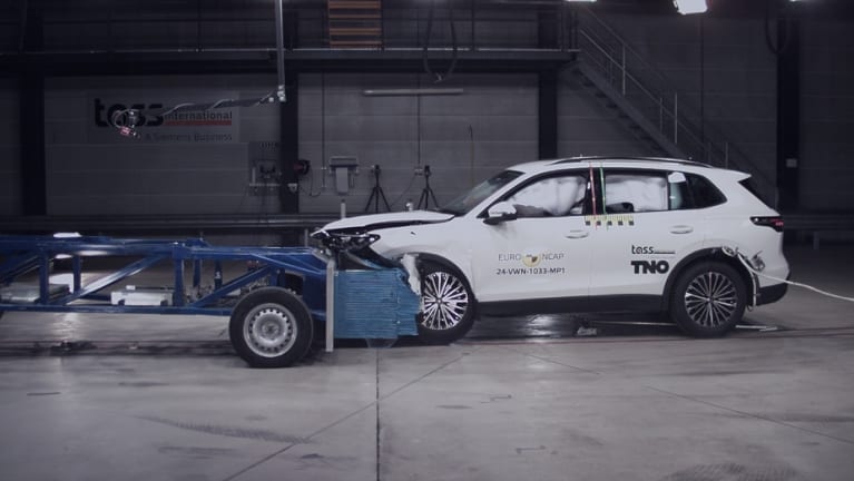 Frontaler Offset-Crash gegen eine entgegenrollende Barriere mit Deformationselement (beide je 50 km/h)