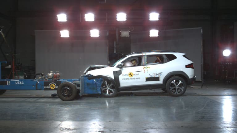 Frontaler Offset-Crash gegen eine entgegenrollende Barriere mit Deformationselement (beide je 50 km/h)