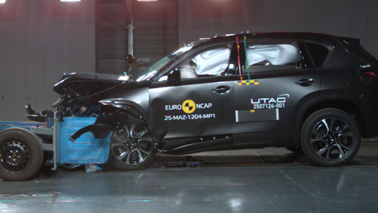 Der Mazda CX‑5: Erwachsenenschutz sehr gut, Kindersicherheit gut, Schutz für Fußgänger und Radfahrer sehr gut, Assistenzsysteme gut.